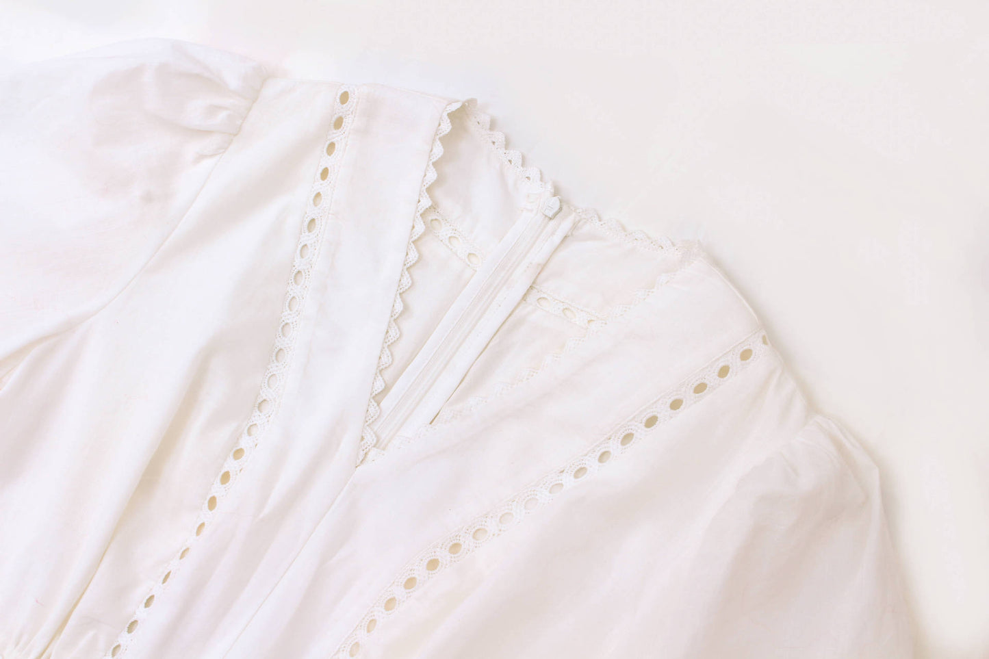 Robe Blanche Manches Lanternes